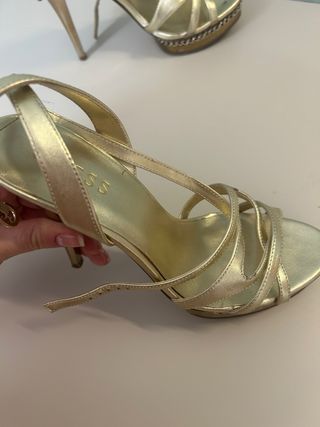 Sandalias GUESS doradas