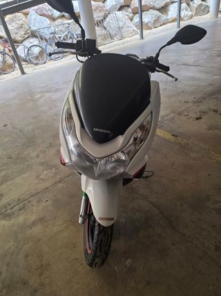 Honda PCX 125 blanca