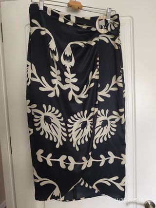 Falda midi Zara negra y beige