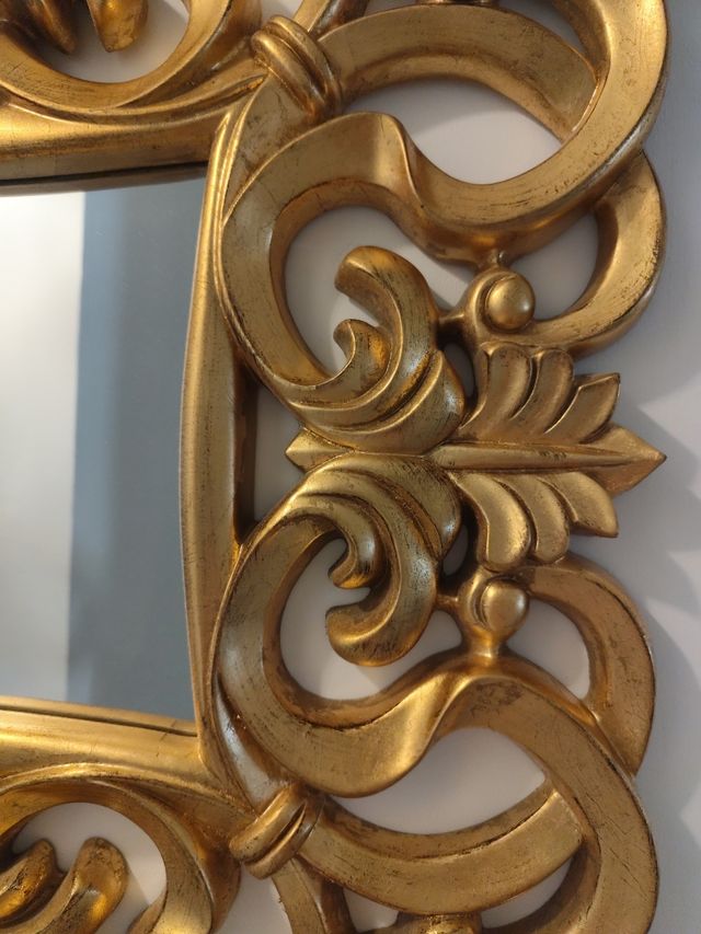 Espejo dorado estilo barroco , muy elegante.