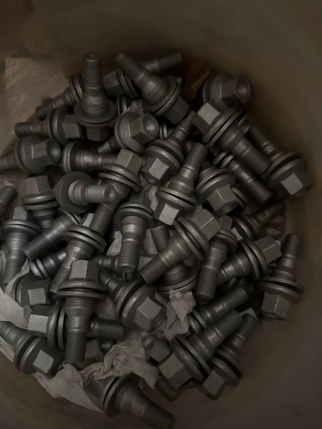 Tornillos rueda coche -