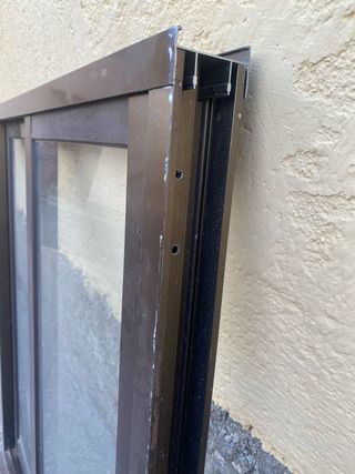 Ventana corrediza aluminio marrón