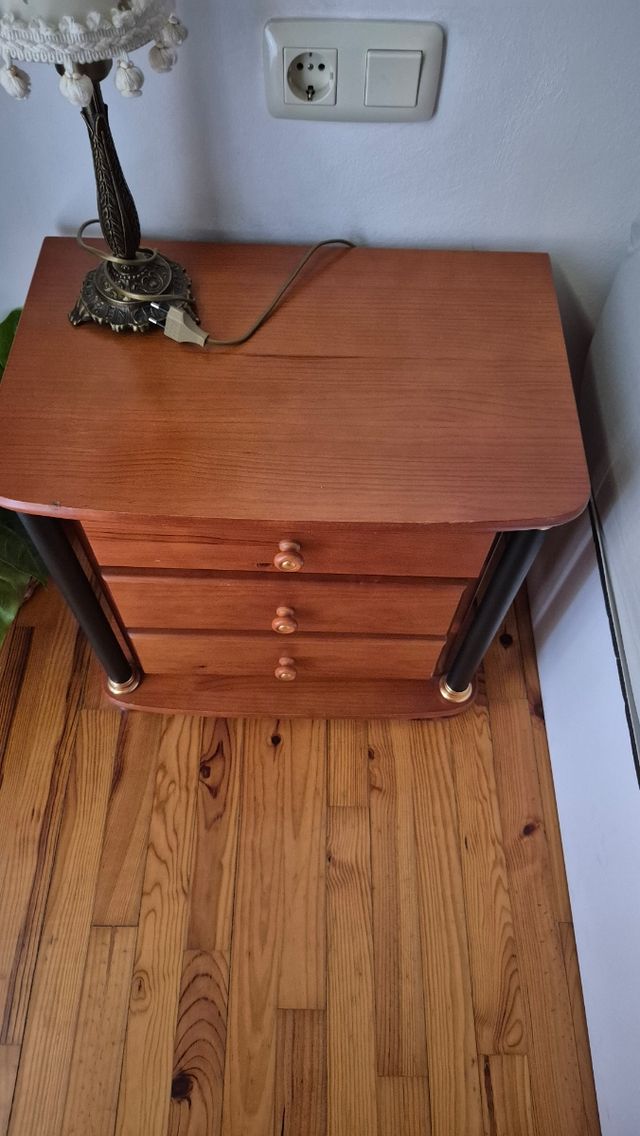 2 Mesitas de noche 3 cajones - Madera y metal