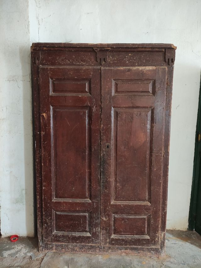 Armario antiguo de madera