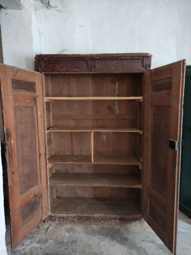 Armario antiguo de madera