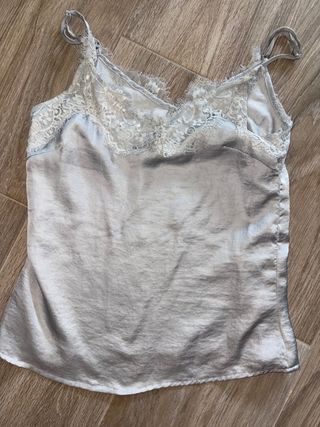 Top Satinado Gris con Encaje