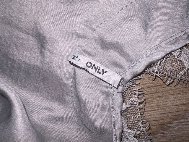 Top Satinado Gris con Encaje