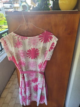 Abito floreale rosa e bianco