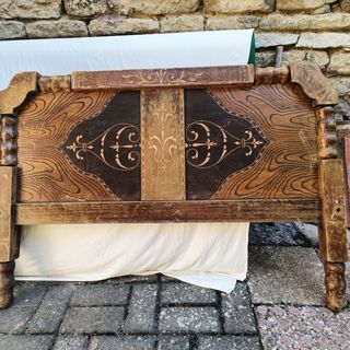  Piecero de madera maciza con marquetería. 1.05 cm