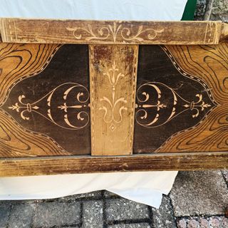 Piecero de madera maciza con marquetería. 1.05 cm
