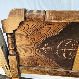  Piecero de madera maciza con marquetería. 1.05 cm