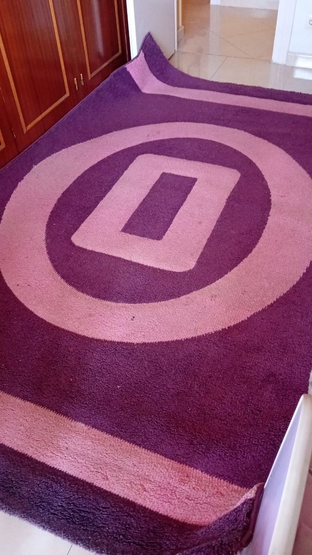 Alfombra morada y rosa
