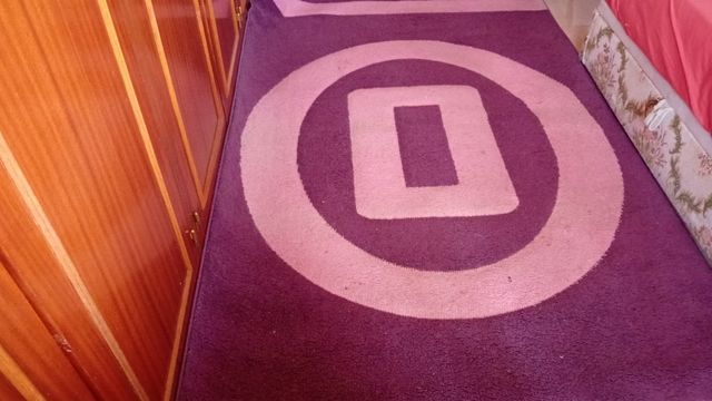 Alfombra morada y rosa