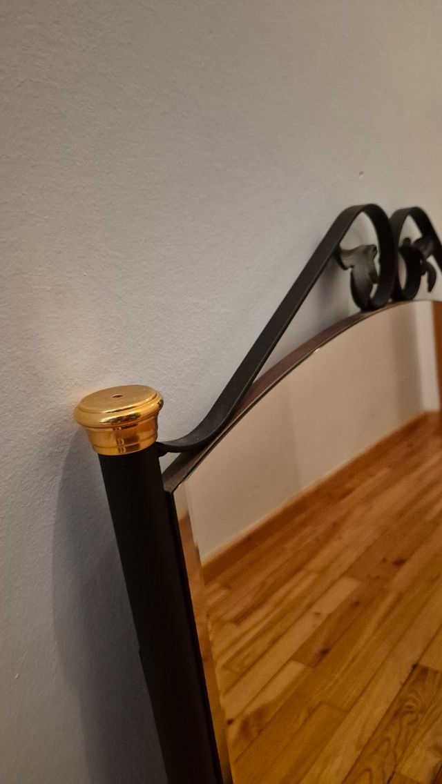 Espejo metal negro con detalles dorados