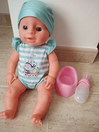 Muñeco bebé que hace pipí