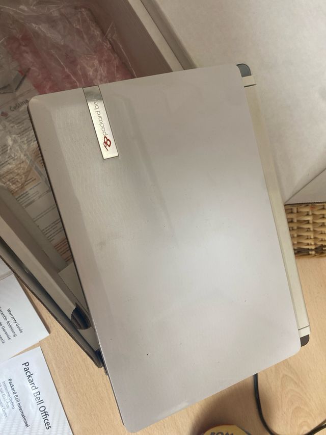 Portátil Packard Bell pequeño para reparar