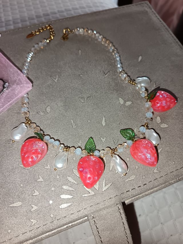 Collar fresas blanco-rojo