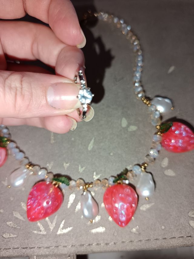 Collar fresas blanco-rojo