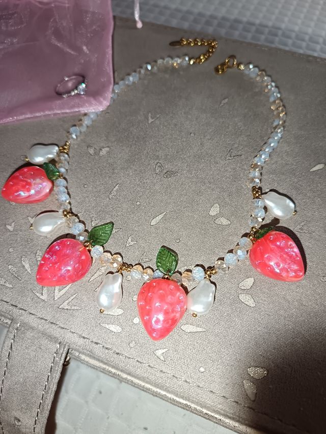 Collar fresas blanco-rojo