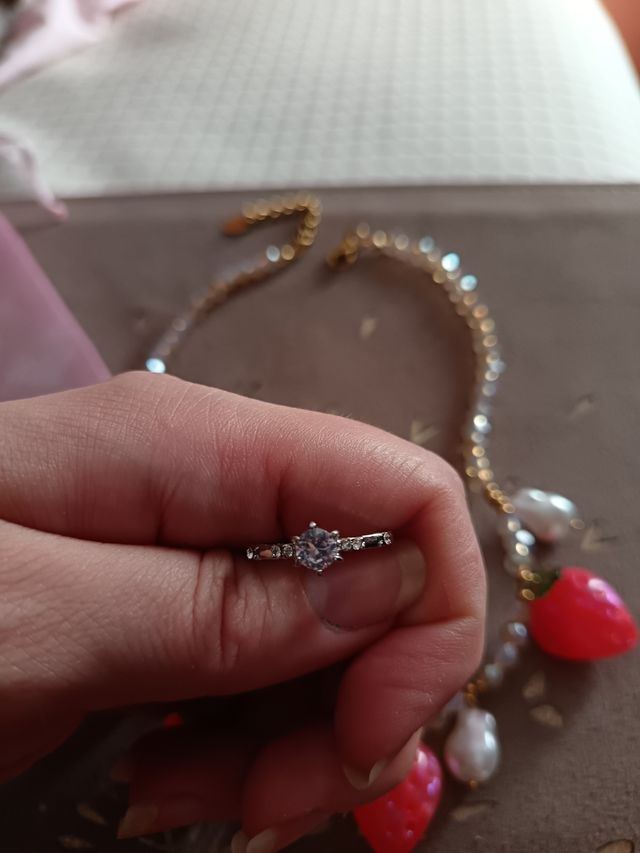 Collar fresas blanco-rojo