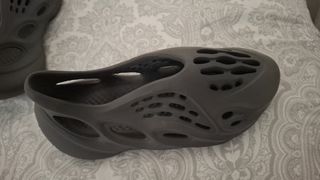 Zapatillas tipo Foam negras Yeezy