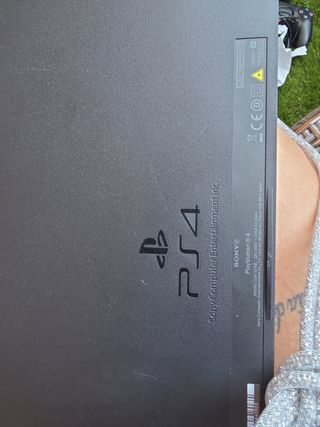 PS4 (PlayStation 4) CUH-1216B + 2 mandos +6 juegos