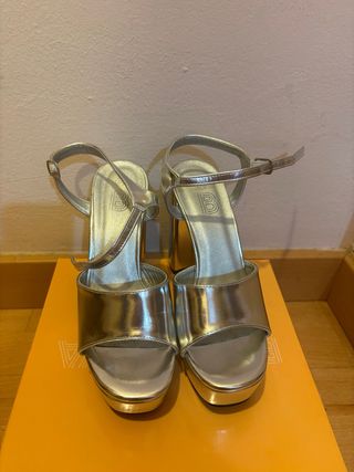 Zapatos tacón plateado