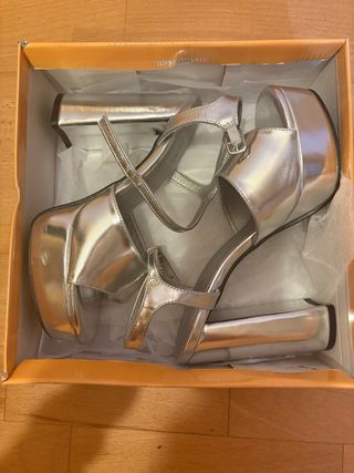 Zapatos tacón plateado