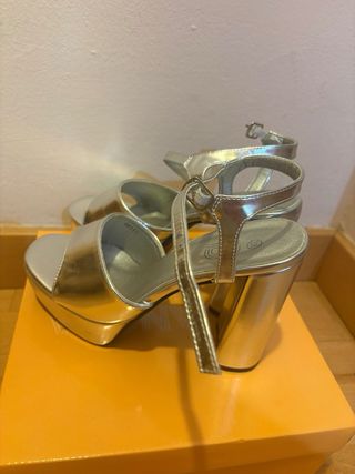 Zapatos tacón plateado