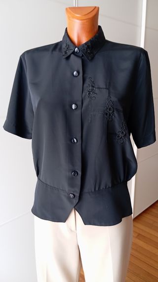 Blusa negra bordada vintage. Nueva