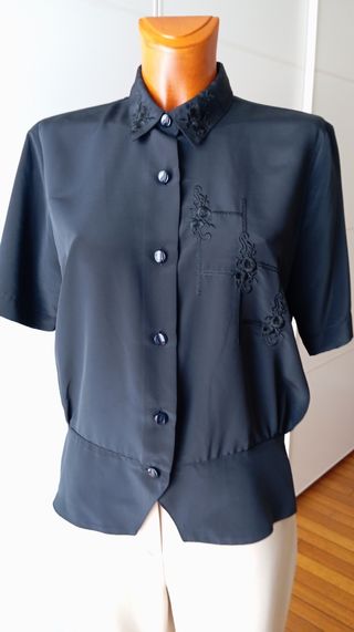 Blusa negra bordada vintage. Nueva