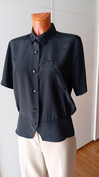 Blusa negra bordada vintage. Nueva