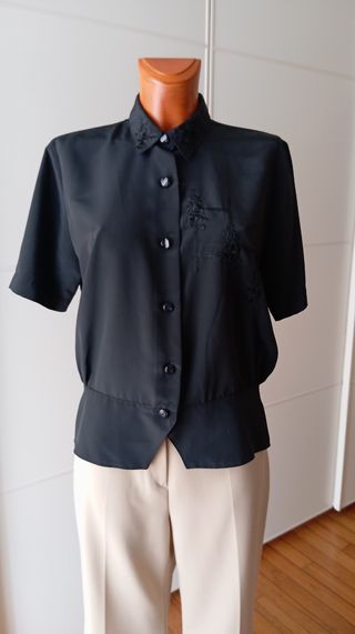 Blusa negra bordada vintage. Nueva