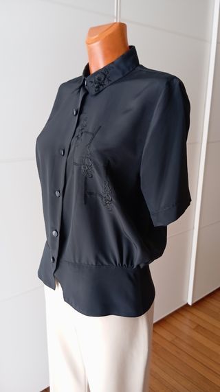 Blusa negra bordada vintage. Nueva