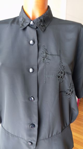 Blusa negra bordada vintage. Nueva