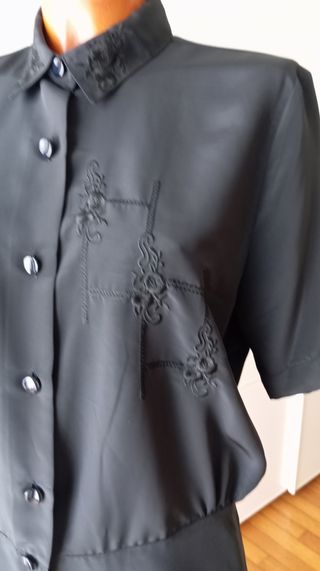 Blusa negra bordada vintage. Nueva