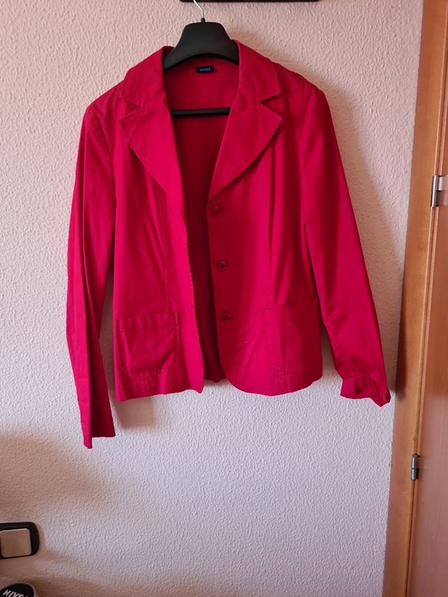 Chaqueta roja mujer pongo talla M,aumque ponga 46,