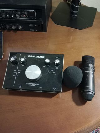 M-Audio M-Track 2x2  Interfaz de Audio + micrófono