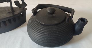 Plancha y Tetera de hierro antiguas