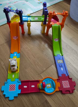 Pista Tut Tut Bólidos: Rampas y Puentes y un coche
