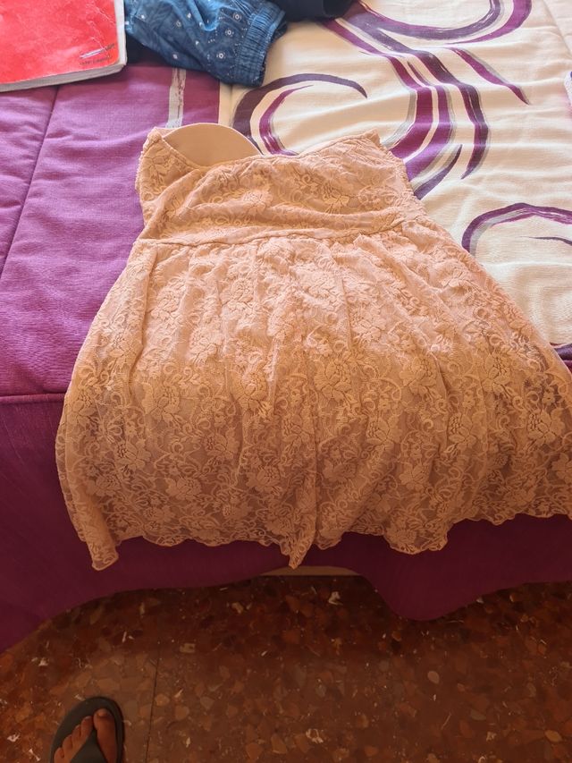 Vestido encaje beige sin tirantes