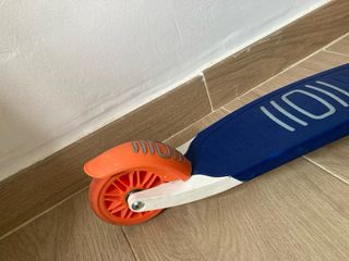 Patinete infantil Oxelo, azul y naranja