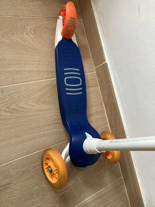 Patinete infantil Oxelo, azul y naranja