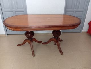 Mesa ovalada madera antigua.