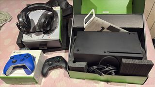 Xbox Series X + 2 mandos + auriculares