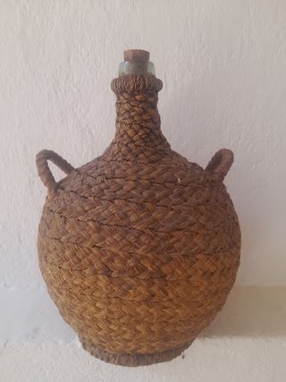 Bombona o botella antigua de cristal y esparto