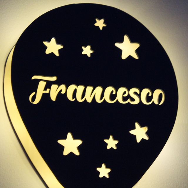 Lampada in legno a forma di palloncino con nome