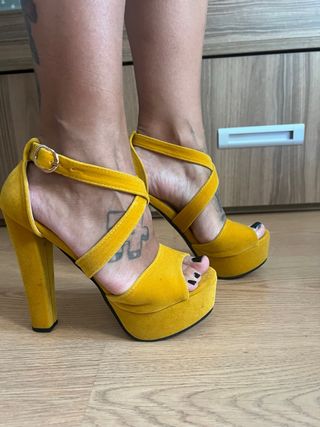 Zapatos tacón amarillo