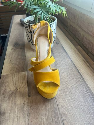 Zapatos tacón amarillo