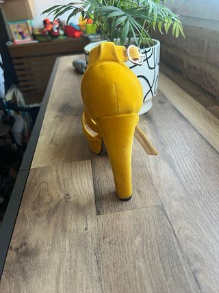 Zapatos tacón amarillo